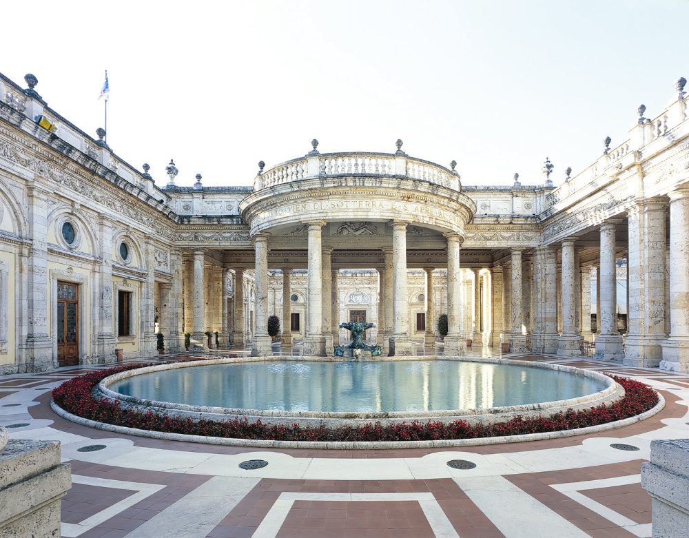 Il maestoso ingresso delle Terme Tettuccio