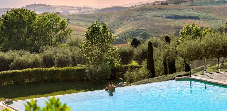 Fonteverde, Schwimmbecken mit Blick auf das Val d'Orcia