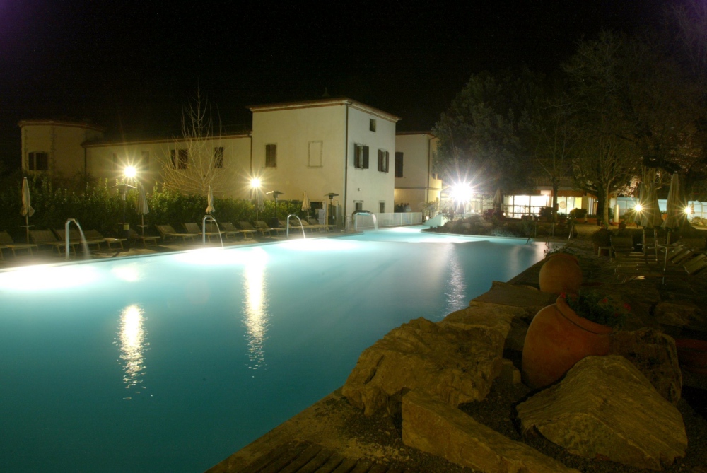 Außenbecken der Terme Antica Querciolaia, Nachtansicht