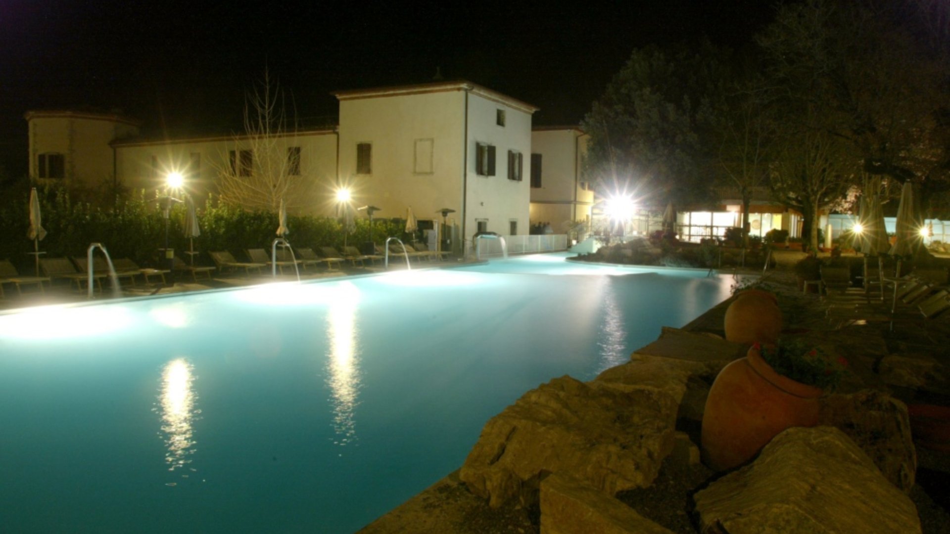 piscina exterior nocturna  termas antica querciolaia