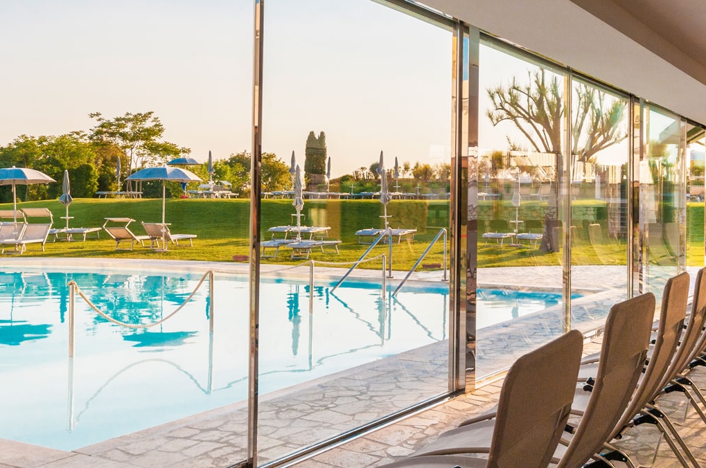 Le piscine di San Giovanni Terme Rapolano, con sala relax interna e lettini.