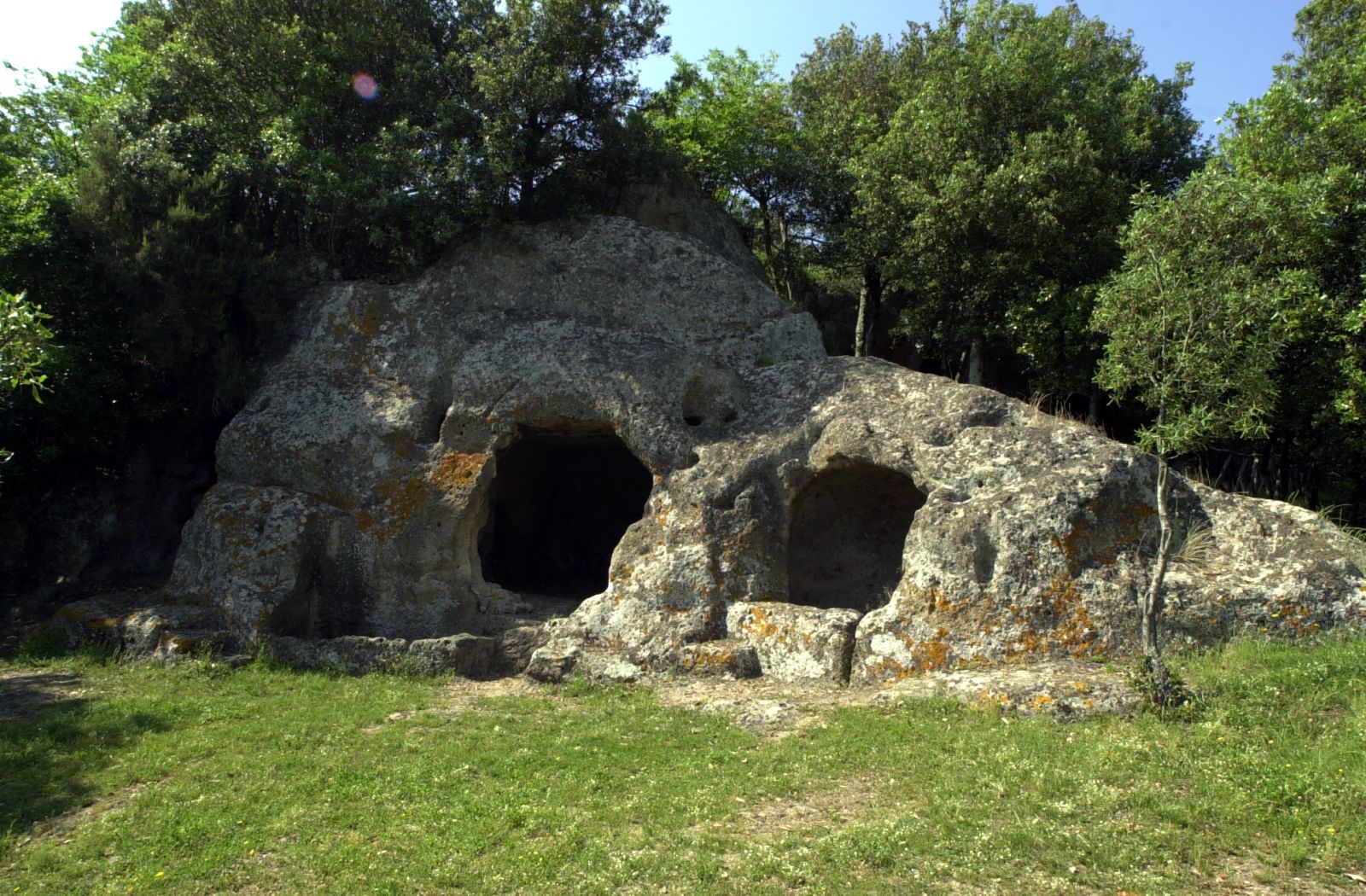 Le grotte di San Rocco, nel comune di Sorano