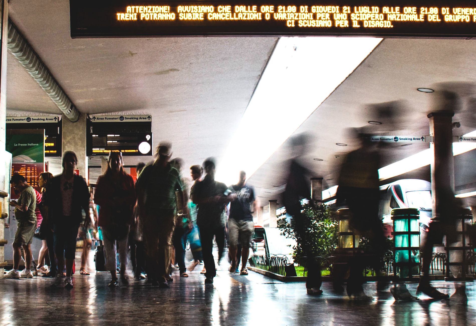 Via vai di persone alla stazione dei treni di Firenze