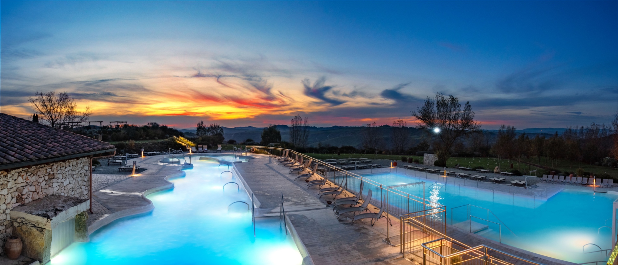 Piscina esterna Terme San Giovanni di Rapolano al tramonto.