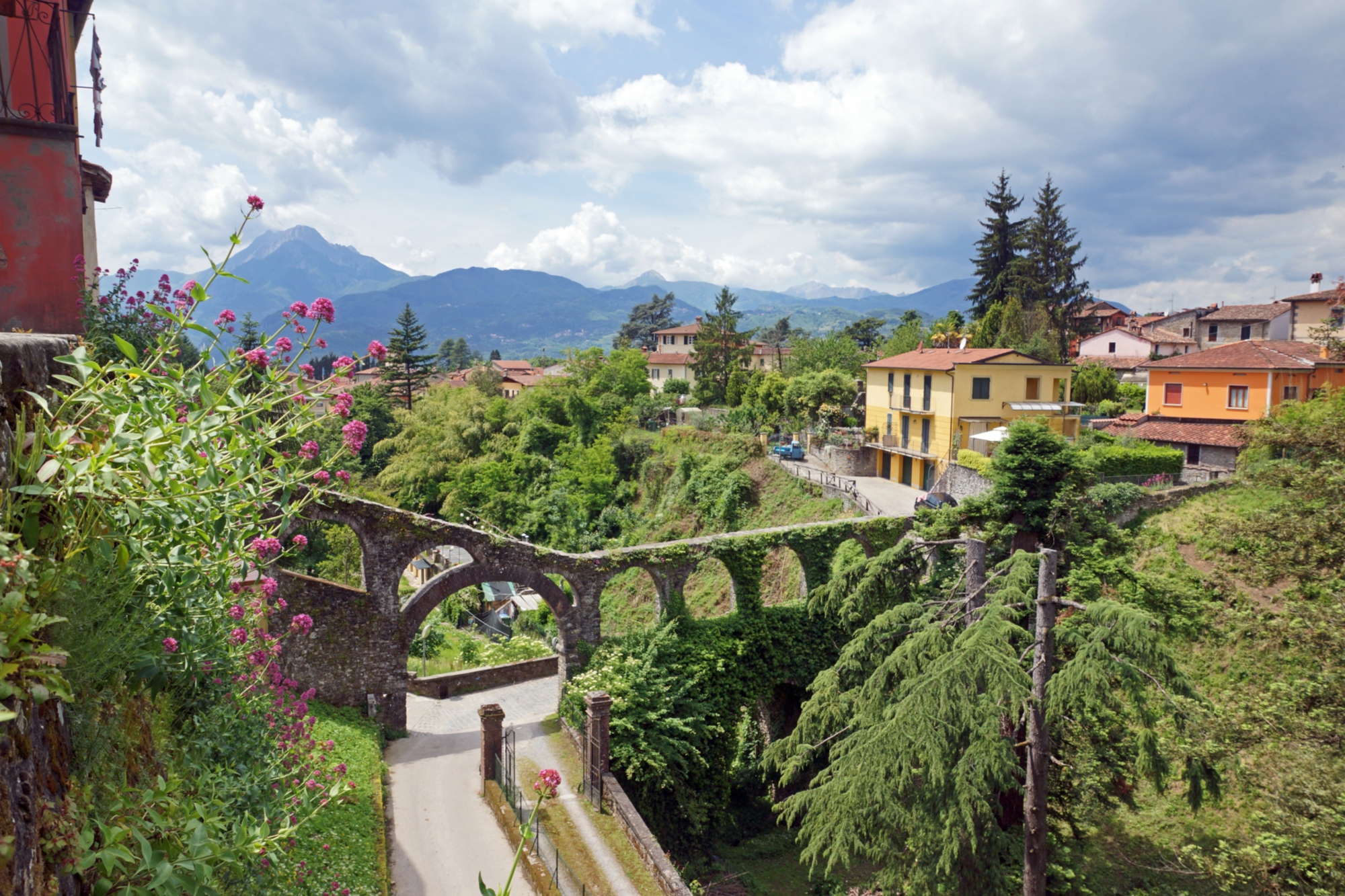 barga, veduta con ponte