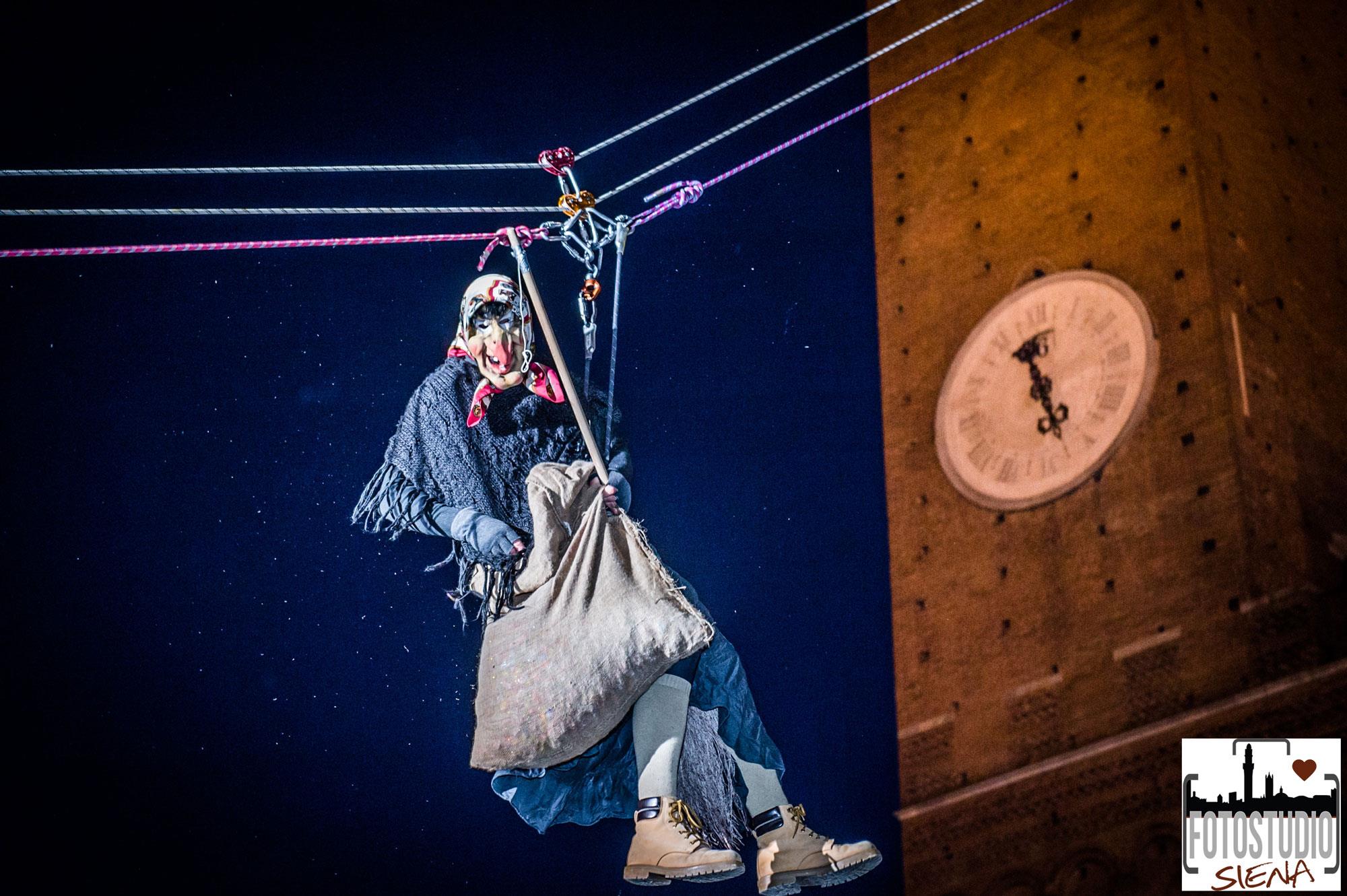 Befana volante a Siena