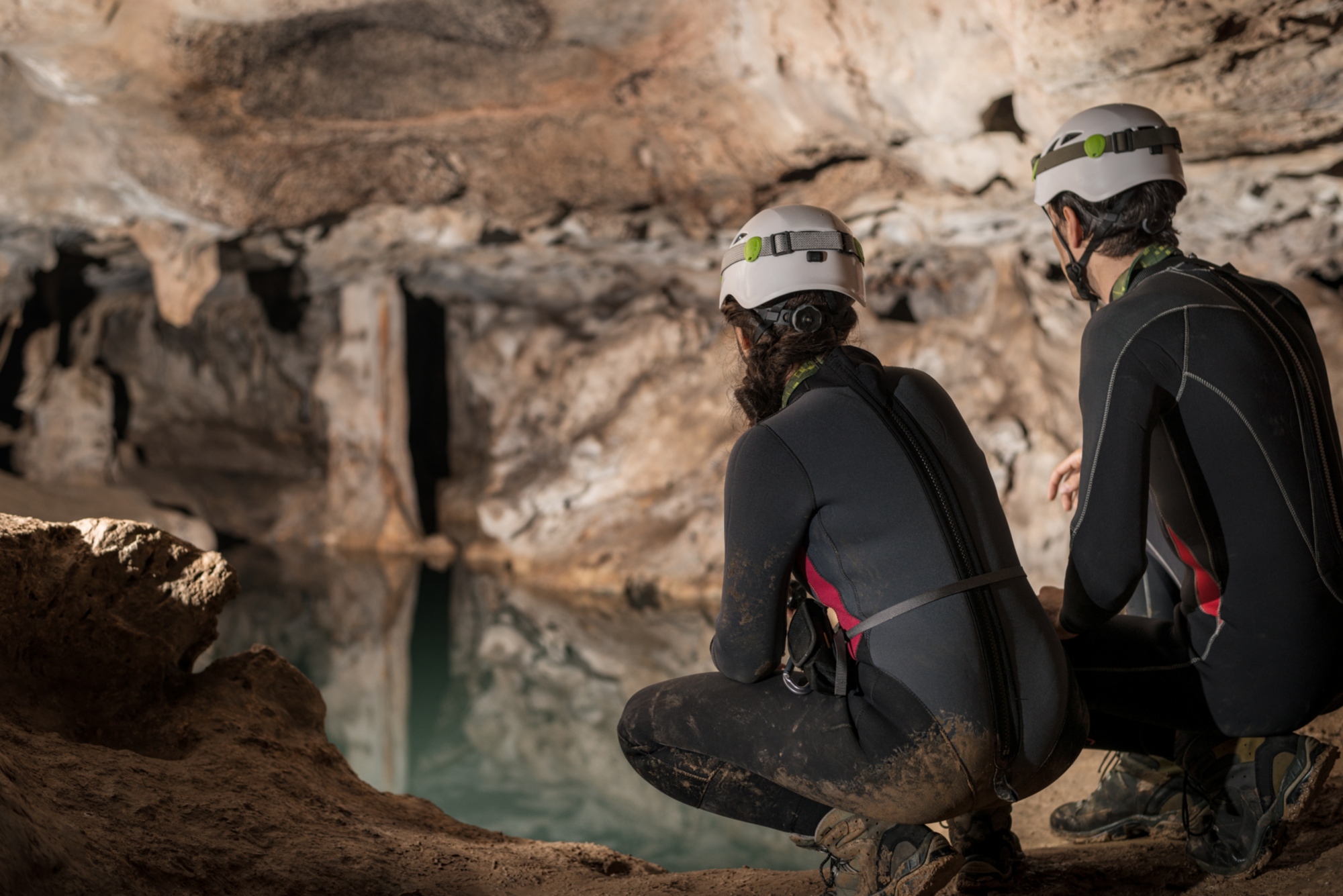 Un paio di speleologi stanno esplorando una grotta, la grotta di Punta degli Stretti