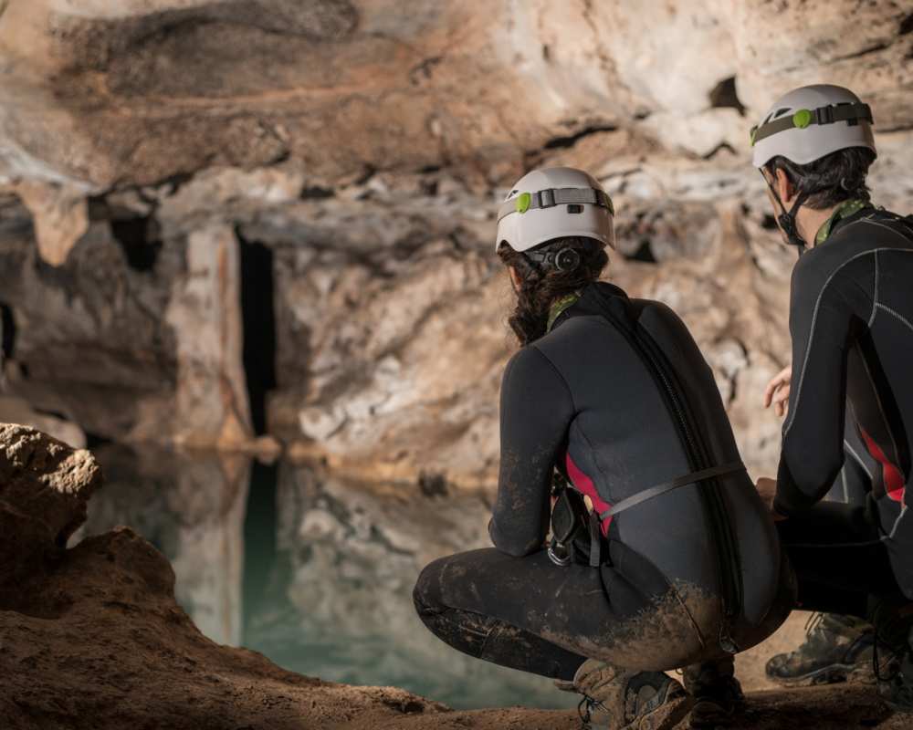 Un paio di speleologi stanno esplorando una grotta, la grotta di Punta degli Stretti