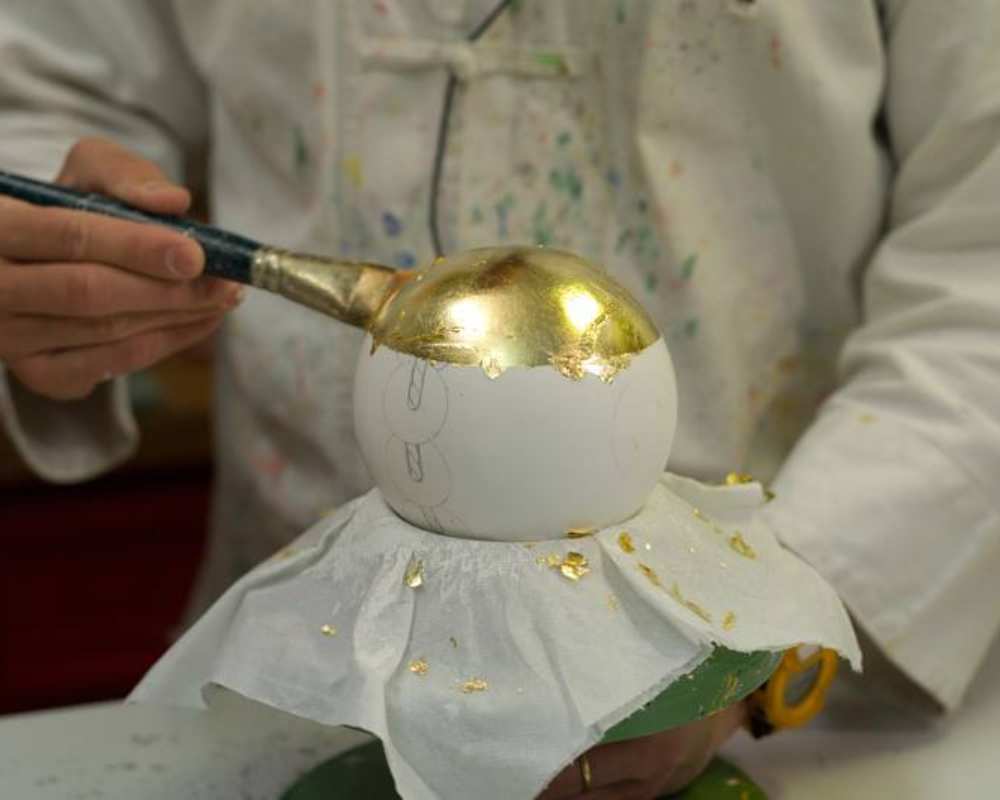 L'applicazione della foglia oro su un oggetto tradizionalmente toscano: i barberi di Siena