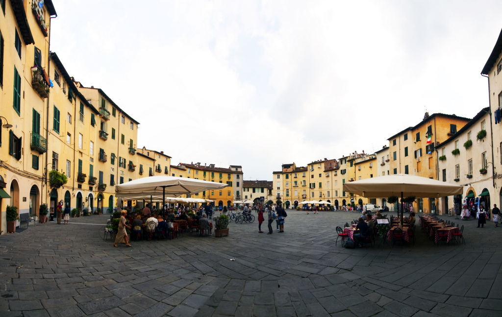 Piazza dell'Anfiteatro a Lucca [Photo Credits: Kevinpoh bit.ly/UMwoCV]