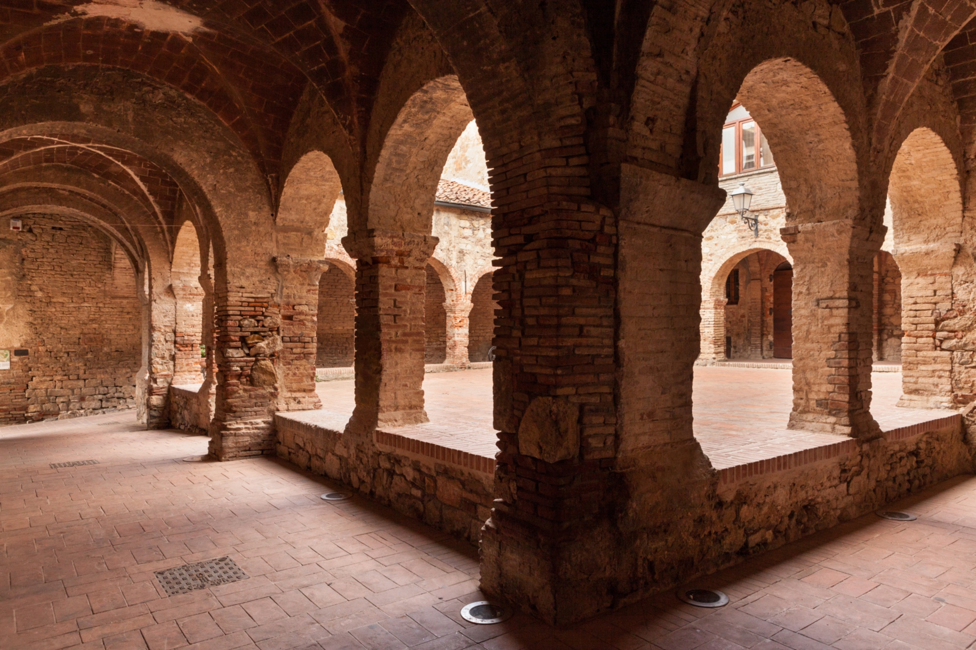 Suvereto, Kreuzgang von San Francesco