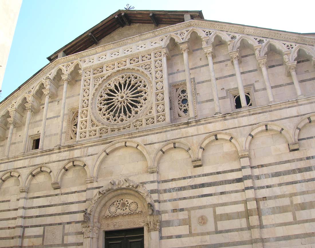 Façade de la cathédrale de Carrare