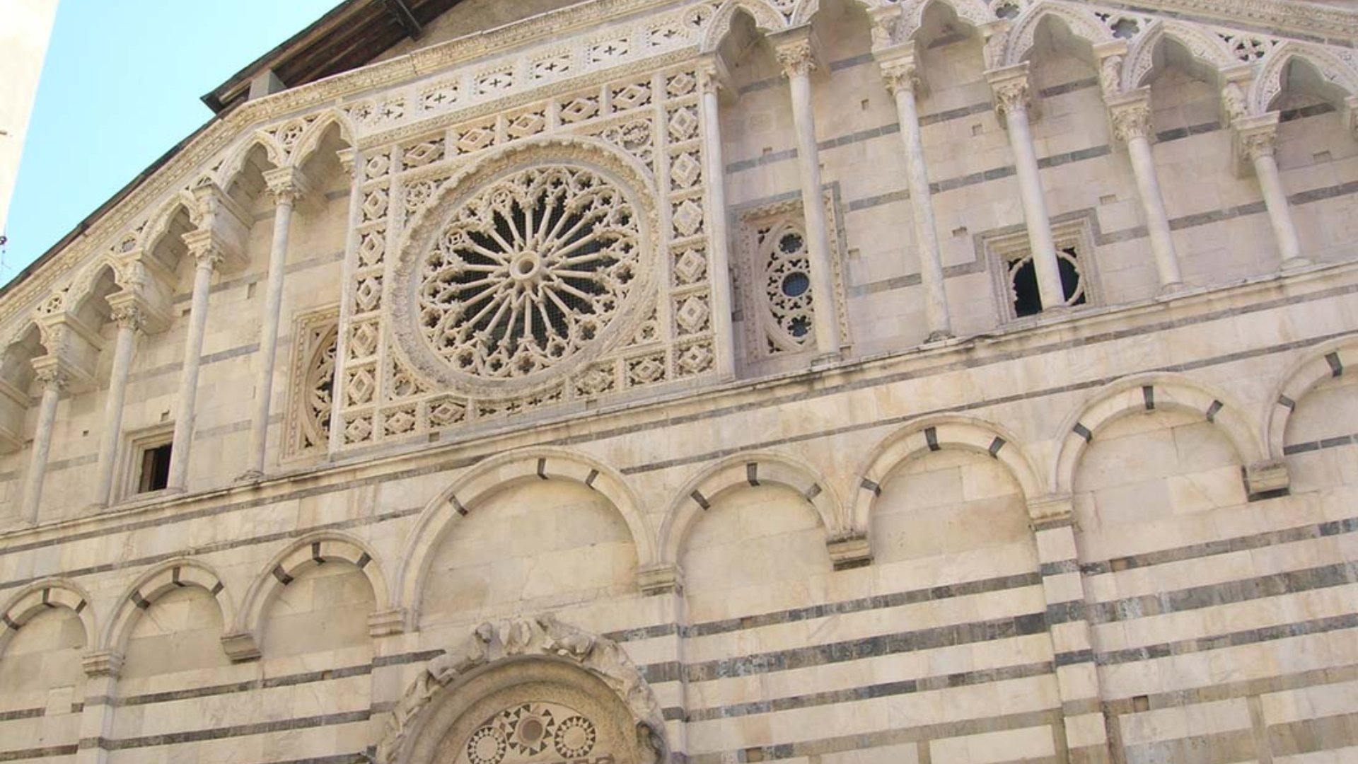 Die Fassade des Doms von Carrara