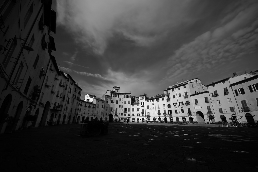 Piazza dell'Anfiteatro di Lucca [Photo Credits: Gabriele Iuvara bit.ly/YRFeAO]