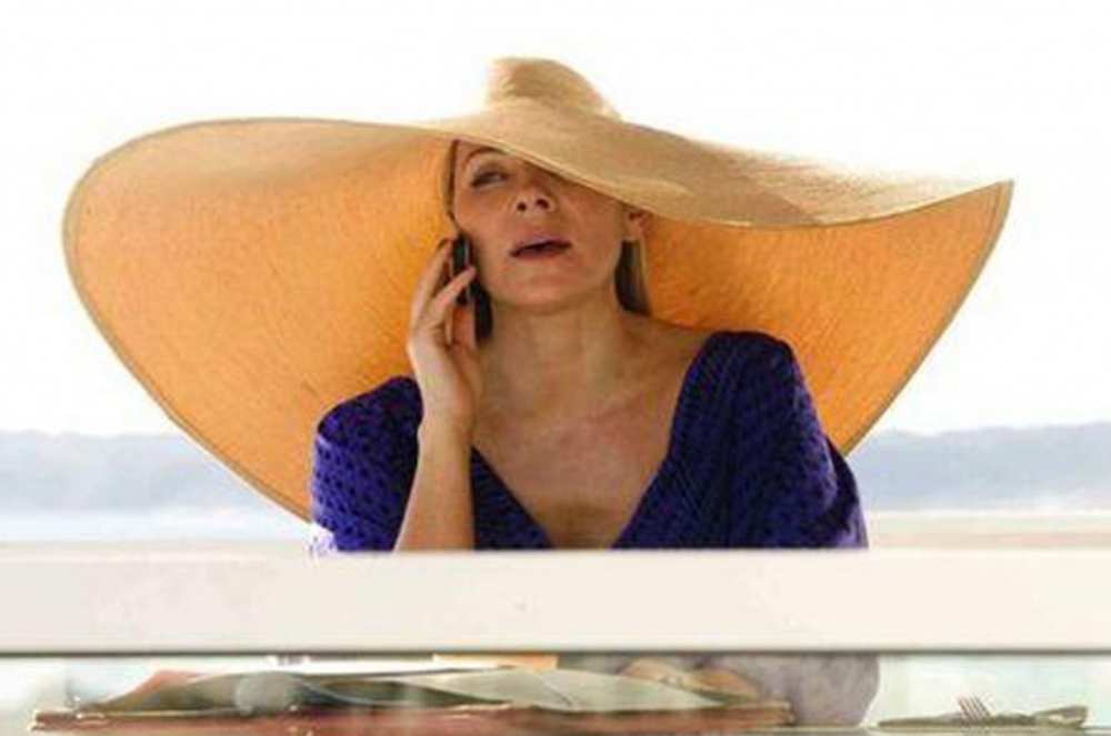Kim Cattrall in Sex and the city wearing a straw hat