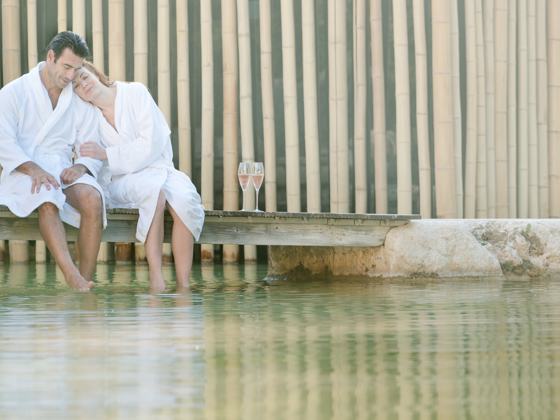 Ein Paar genießt einen Moment der Entspannung vor einer kosmetischen Behandlung auf Weinbasis.
