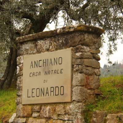 La targa alla Casa Natale di Leonardo ad Anchiano La targa alla Casa Natale di Leonardo ad Anchiano
