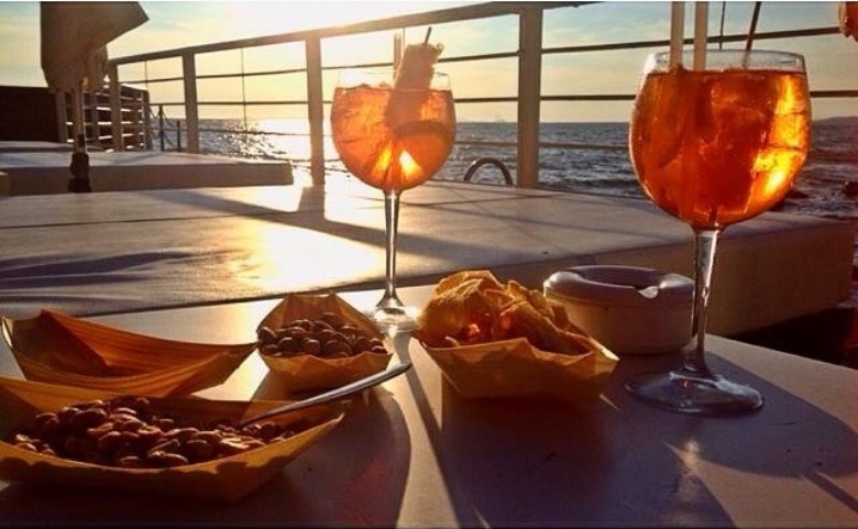 Quattro amici al Bar , tra discorsi , due caffè e musica...!!! Aperitivo-mare-versilia