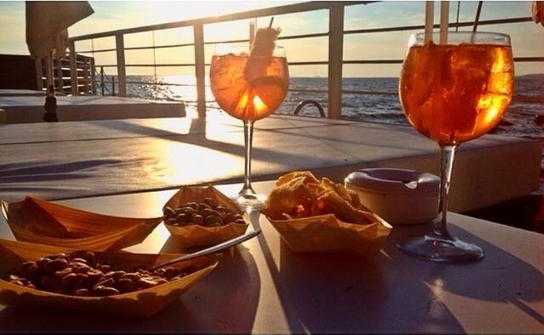 Quattro amici al Bar  , tra discorsi ,  due caffè e musica...!!!  Aperitivo-mare-versilia