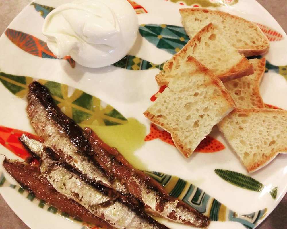 Queso fresco y mantequilla con anchoas para picatostes de pan toscano