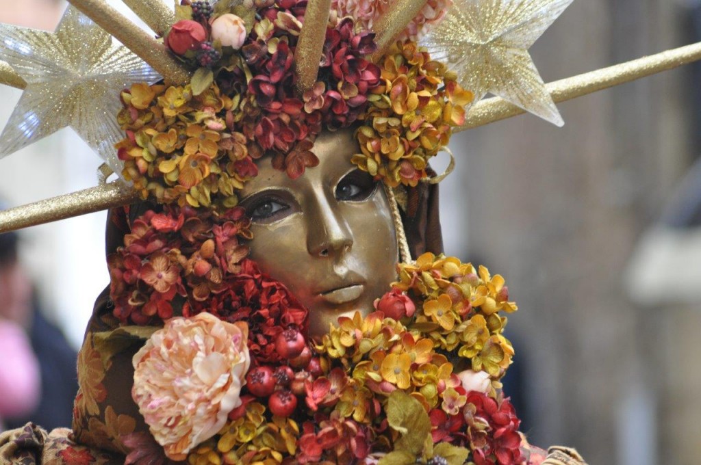 Una delle ricchissime maschere del Carnevale a Castiglion Fibocchi [Photo Credits: <a href=