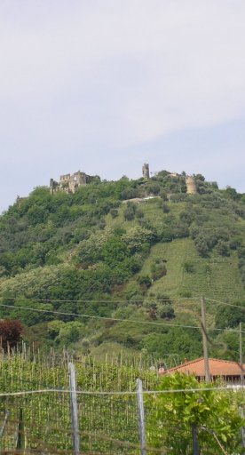 Castillo de Moneta en Carrara con las ruinas del castillo y del pueblo fortificado