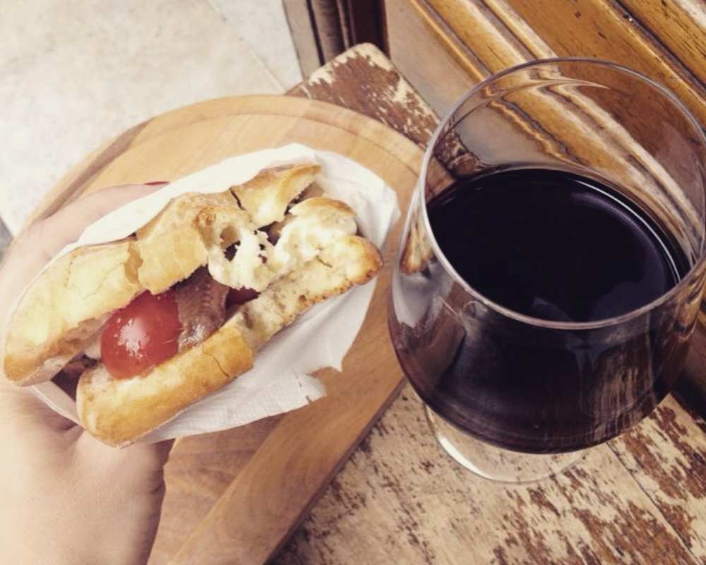 Un bicchiere di vino rosso e un panino: la merenda perfetta