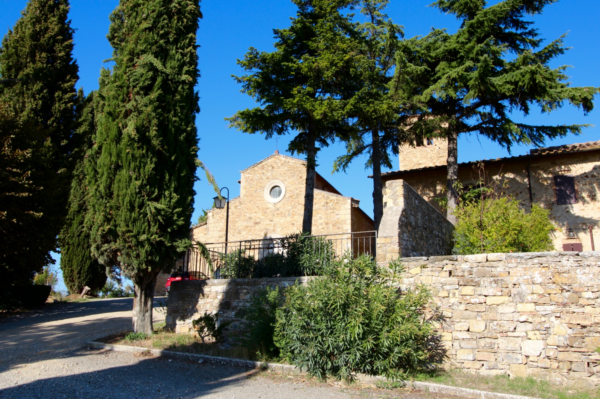 La pieve di Sant'Agnese e i caratteristici cipressi