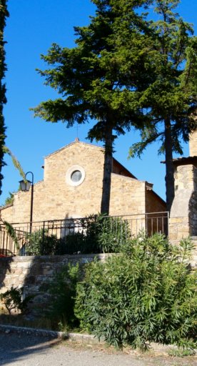 La parroquia Sant'Agnese y los característicos cipreses