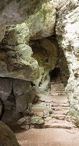 Höhle in dem Archäologischen Park