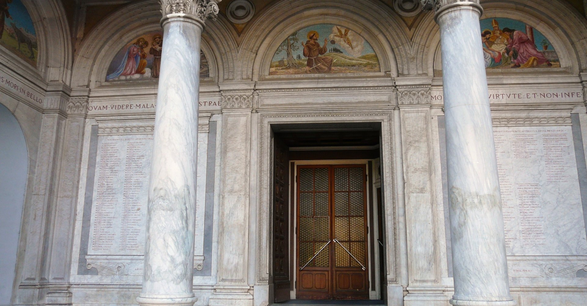 Dettagli della facciata del Duomo di Massa