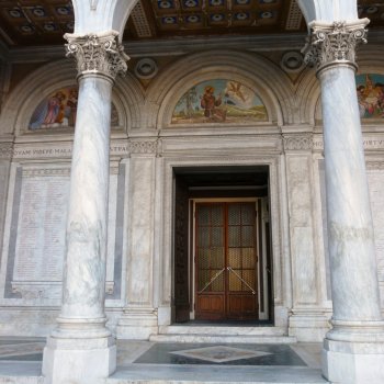 Dettagli della facciata del Duomo di Massa
