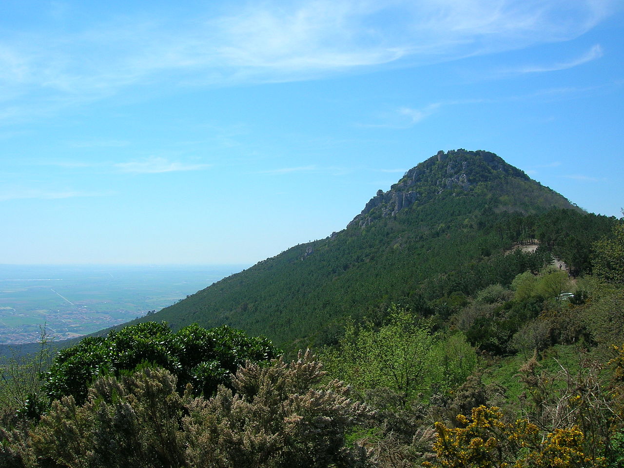 Rocca della Verruca sits atop the hills that dominate the Arno valley