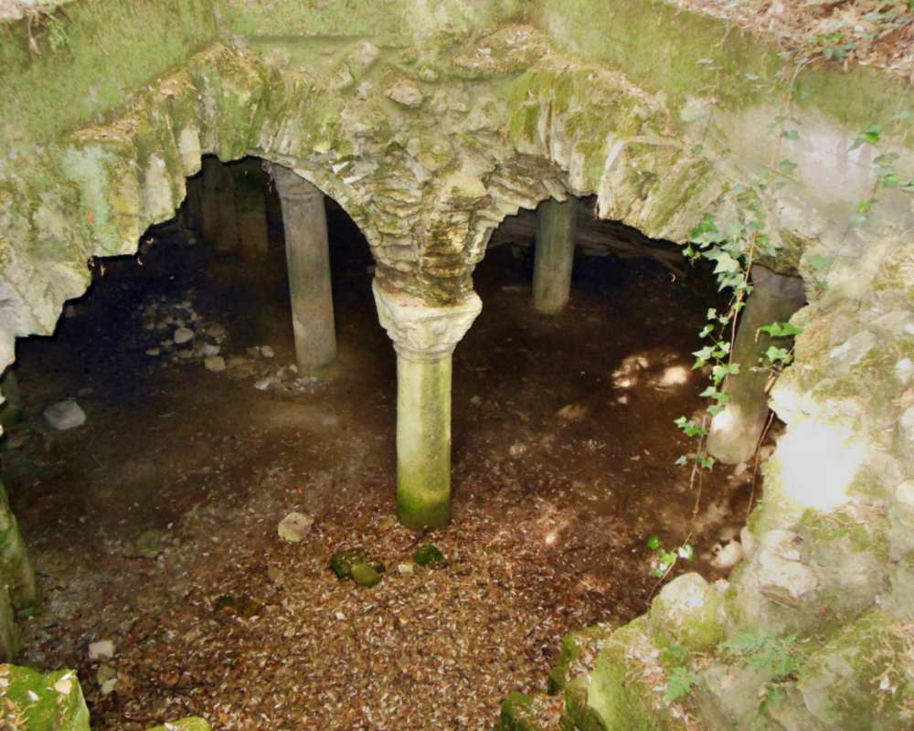 Il misterioso e suggestivo ambiente ipogeo della Cripta di San Salvatore