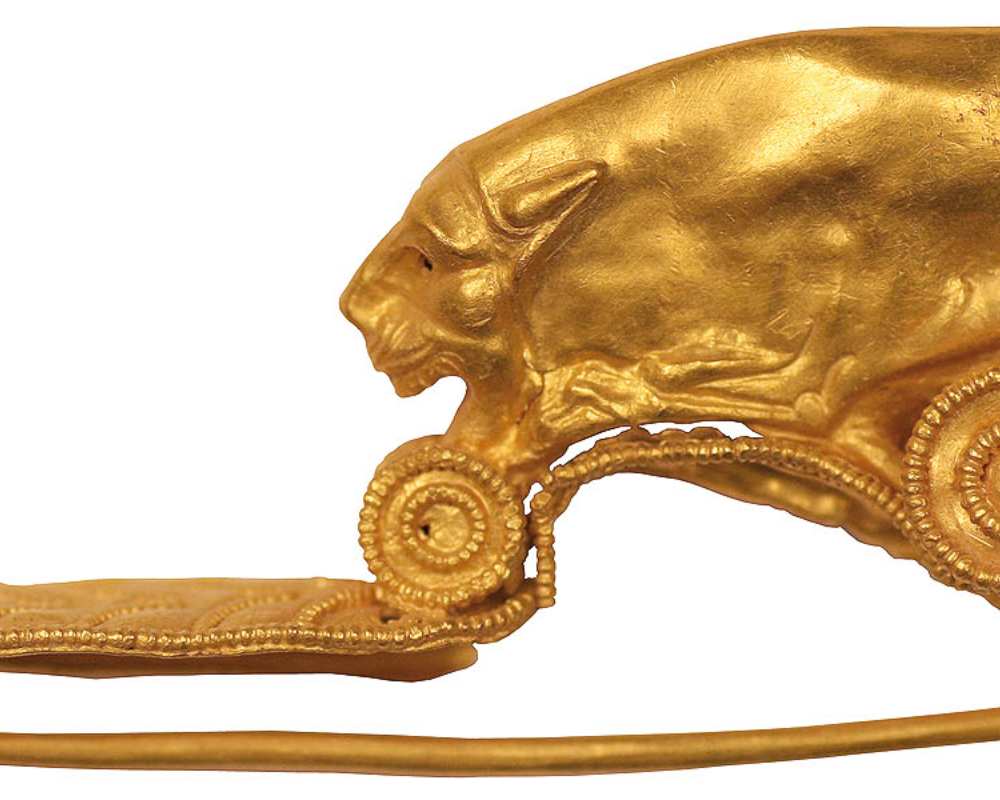 La fibula etrusca in oro conservata al MAEC