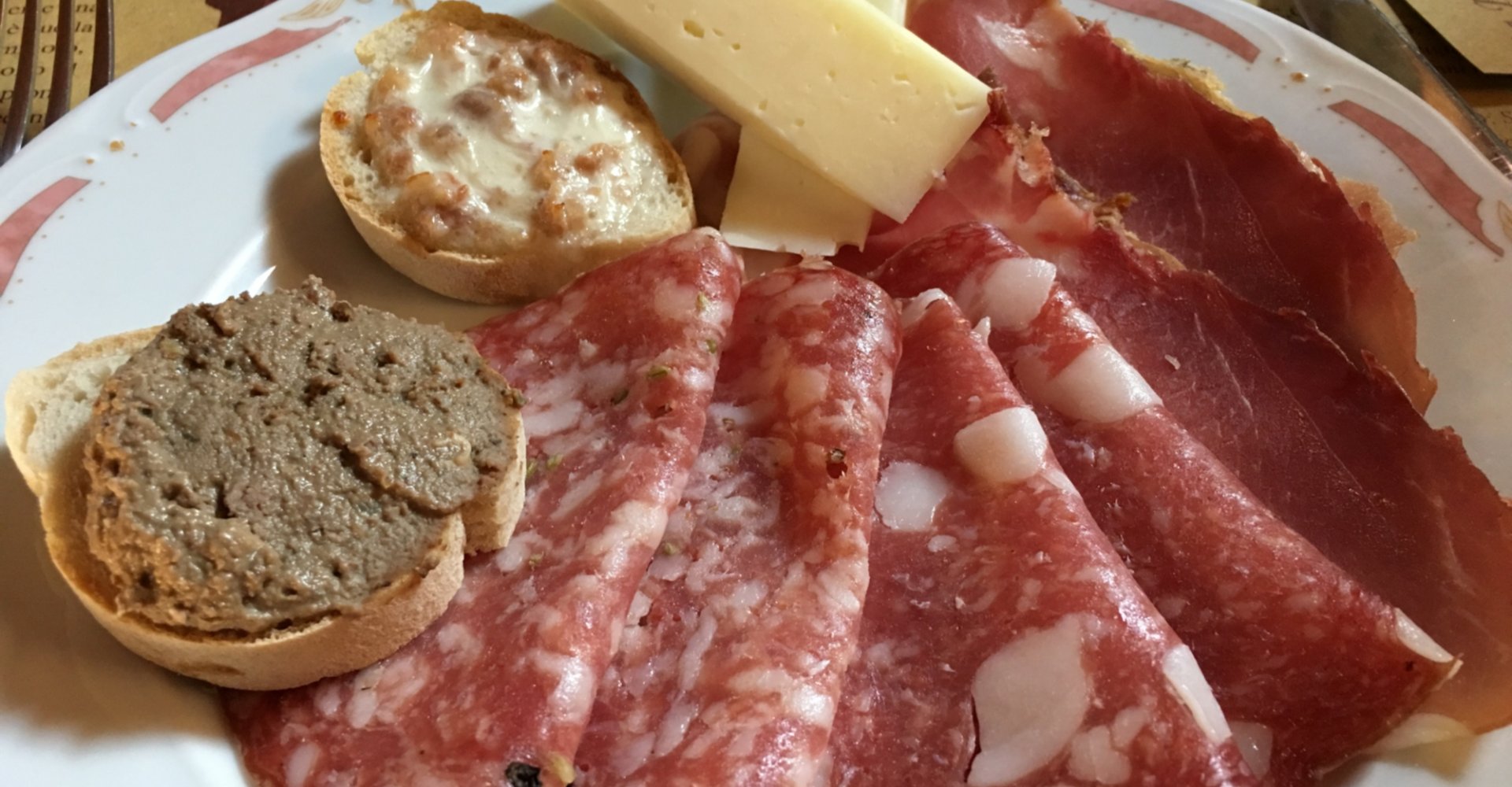 Appetizer with crostini and tuscan salami