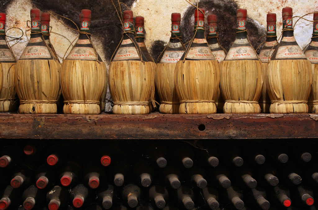 Il caratteristico fiasco di vino toscano