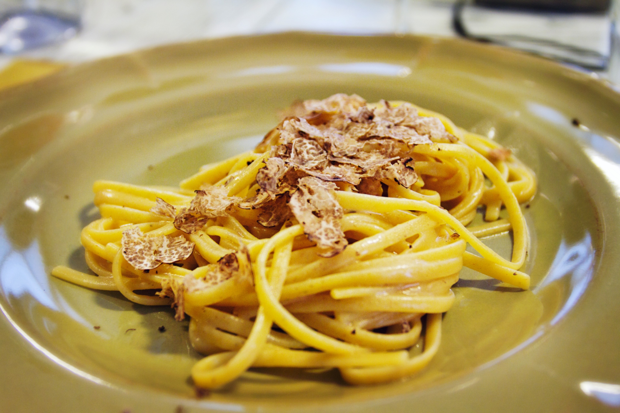 Un piatto di tagliolini conditi con il tartufo di San Miniato