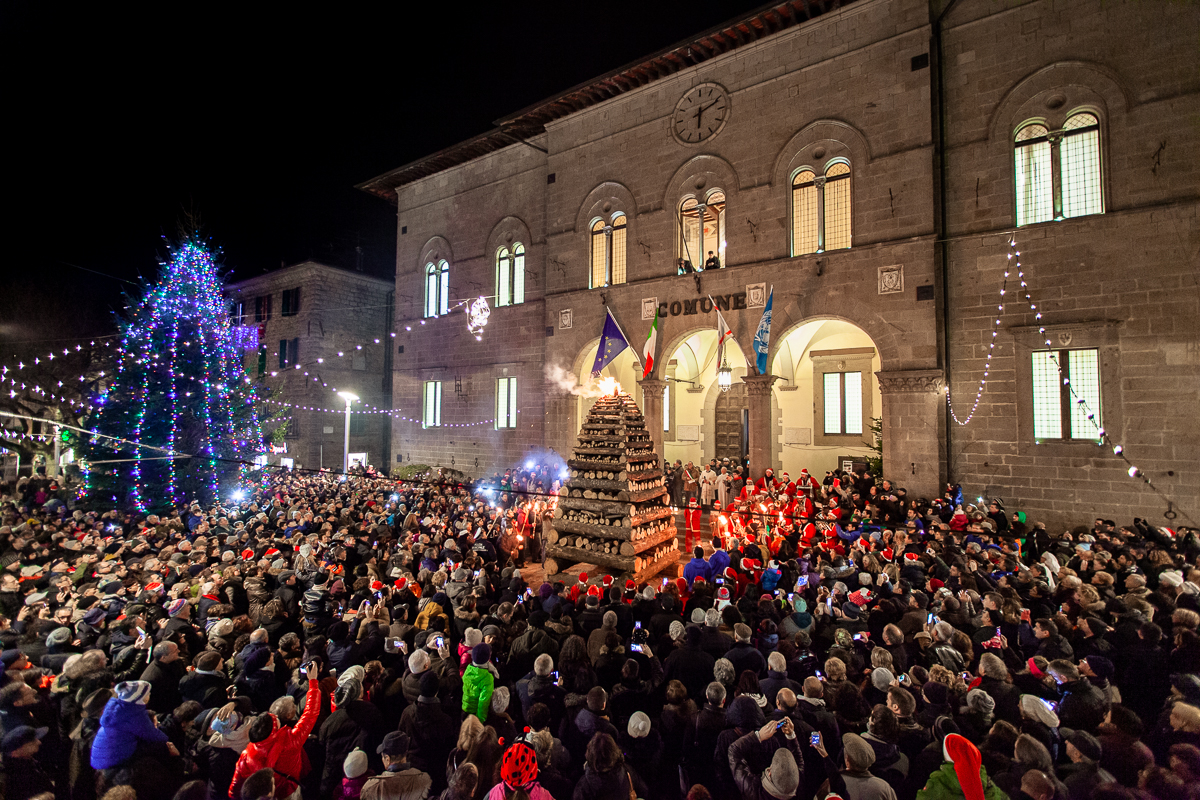 A Christmastime wood pile ritual in Abbadia San Salvatore
