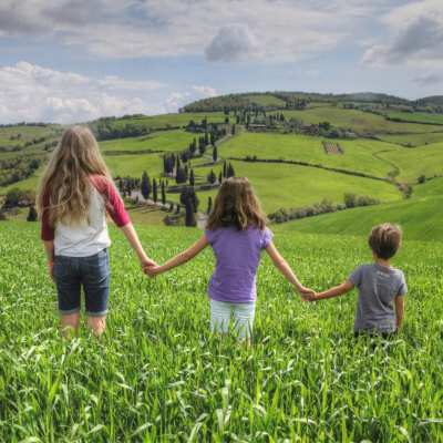 Toscana per bambini Bambini immersi in un paesaggio toscano