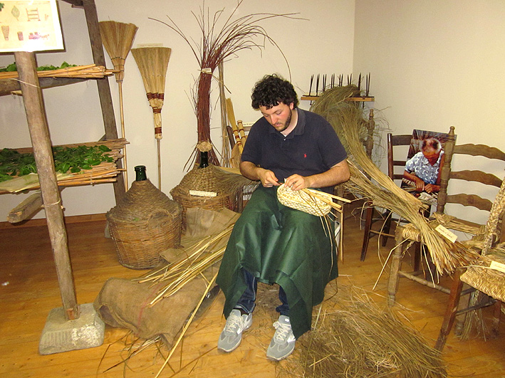 Processing of marsh grasses (Larciano and surrounding area)