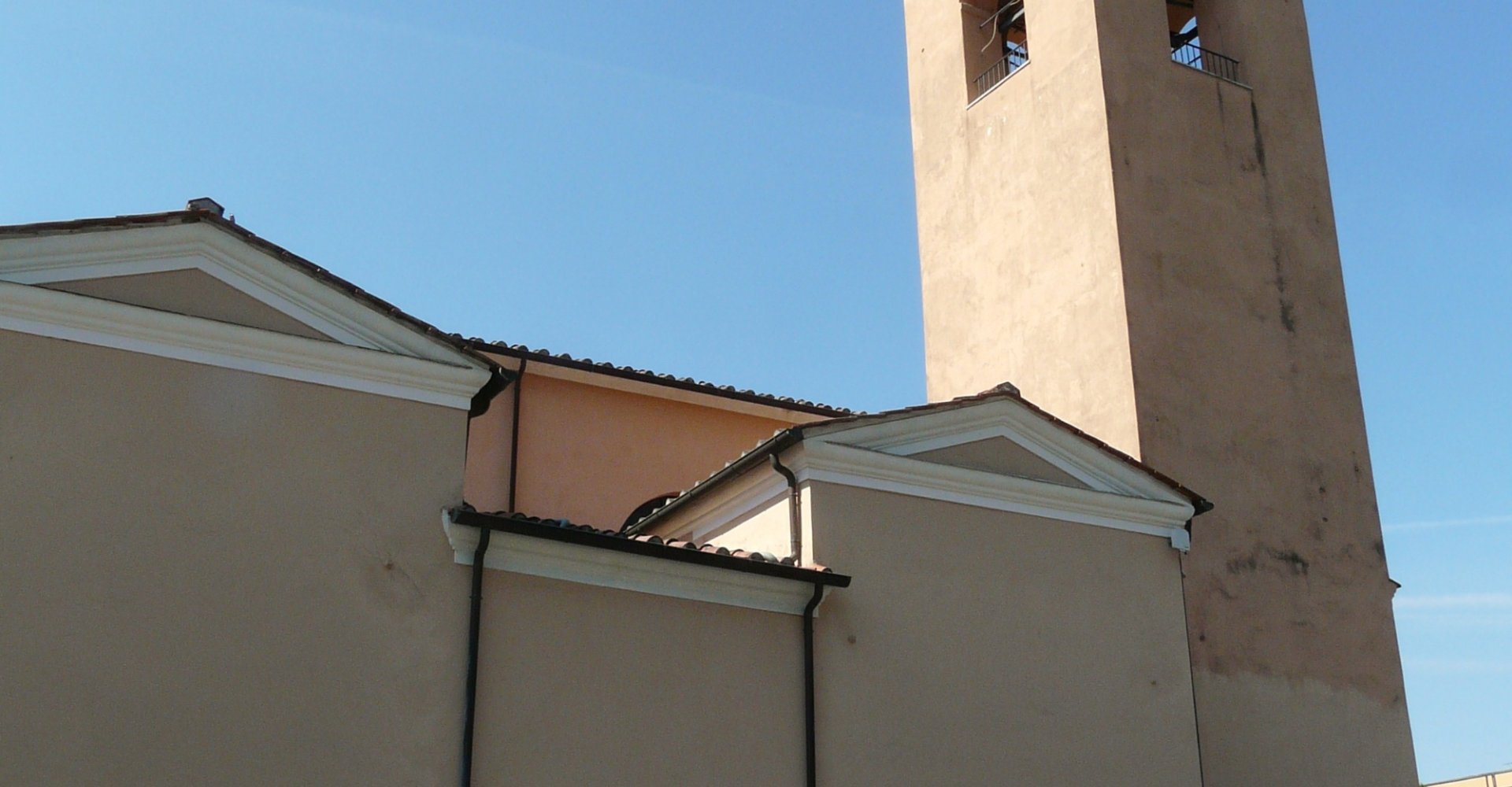 Der Glockenturm der Pfarrkirche San Vitale in Mirteto, Massa