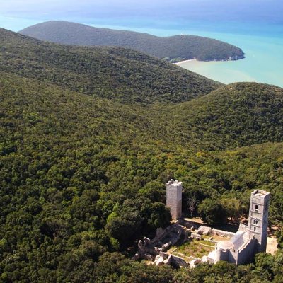 Abbazia di San Rabano Vista area dell'Abbazia di San Rabano, immersa nel verde e con il mare della Maremma sullo sfondo