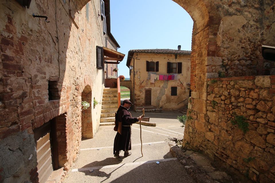 Abbadia Isola lungo la via Francigena