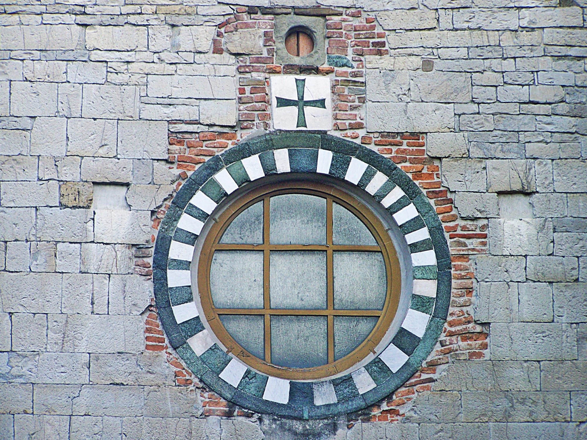 Das Rundfenster der Kirche San Fabiano in Prato