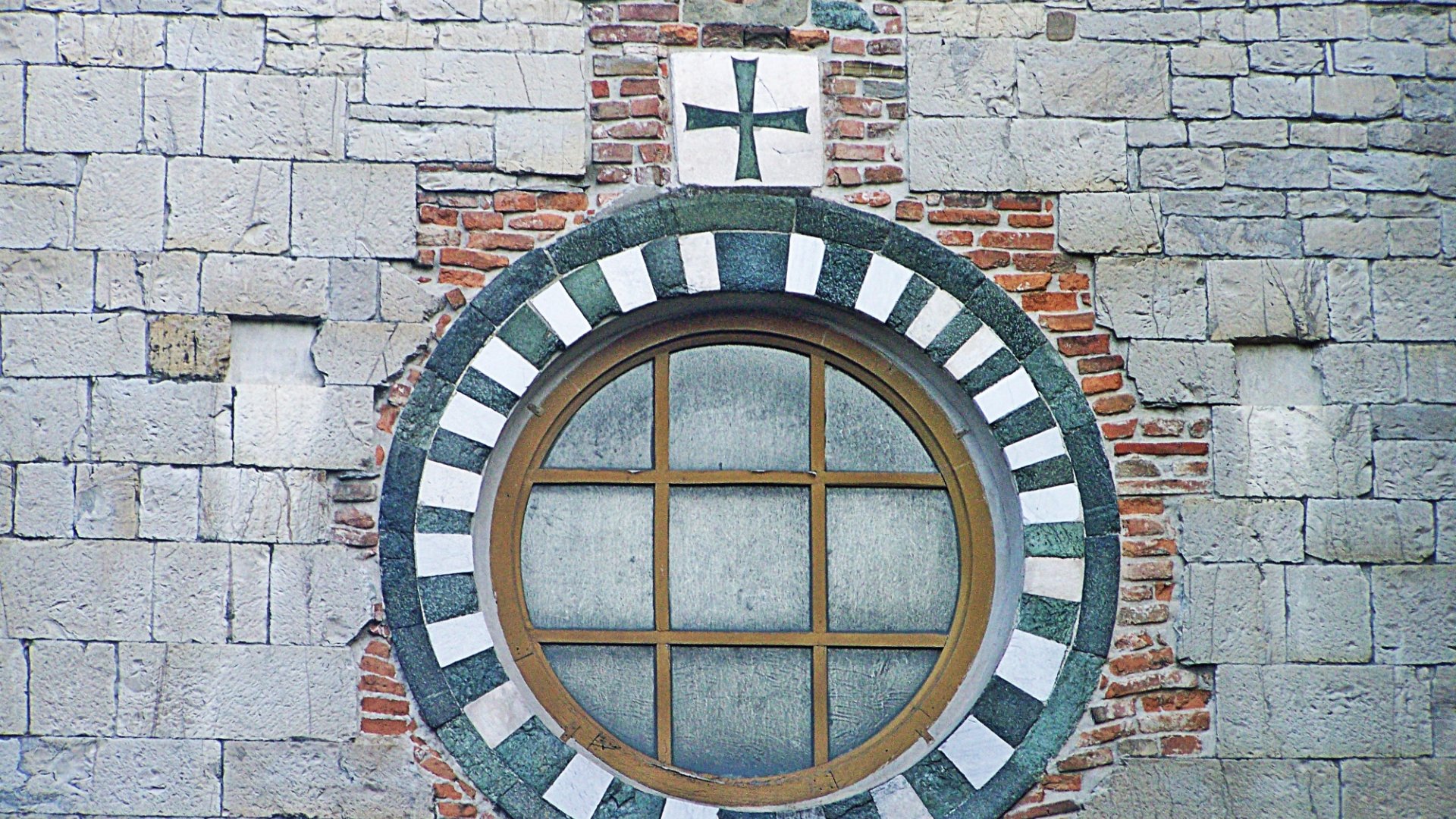 Das Rundfenster der Kirche San Fabiano in Prato