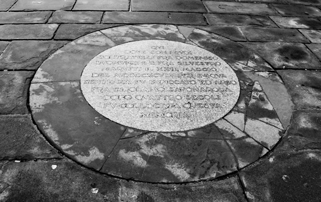 La lapide ricordo in piazza della Signoria nel punto del rogo di Savonarola