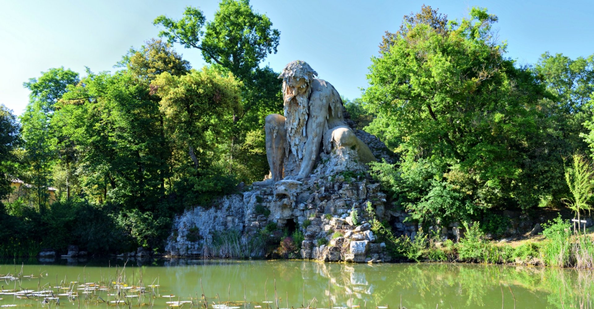 Il Colosso dell'Appennino del Giambologna, scultura situata a Firenze nel parco di Villa Demidoff
