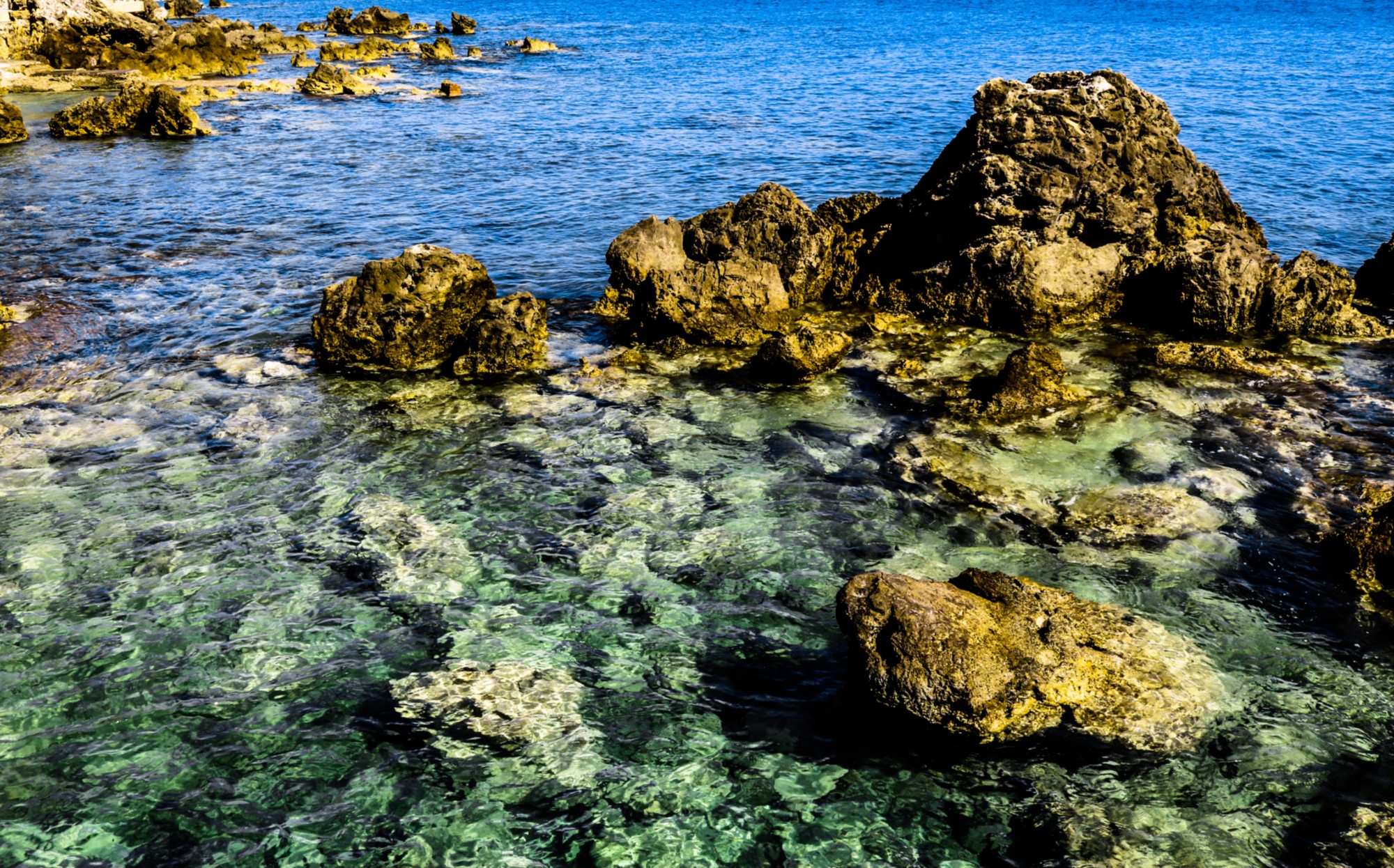 Das klare Wasser einer Bucht in Castiglioncello