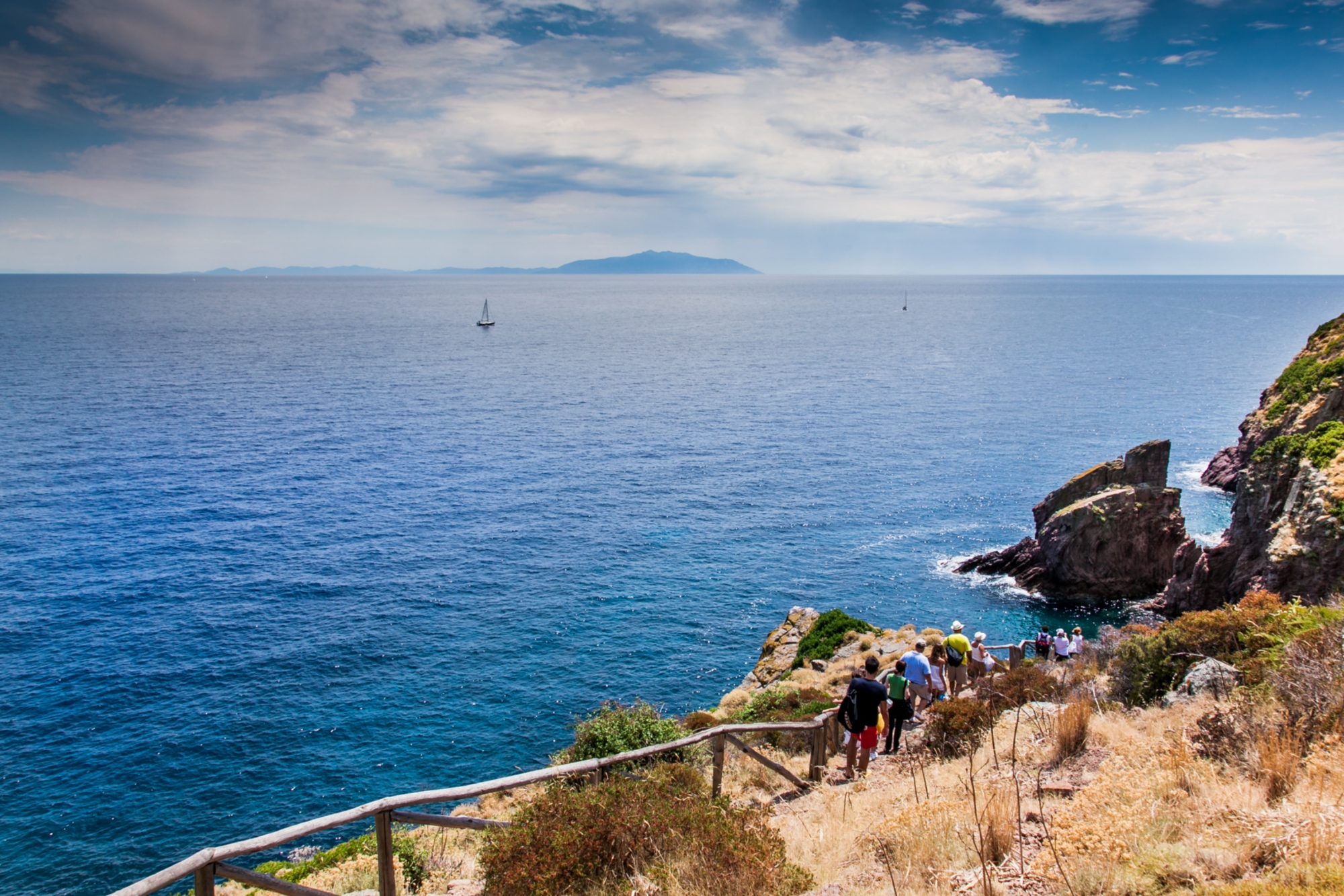 Trekking sur l'Île de Capraia le long du chemin vers Cala della Zurletta